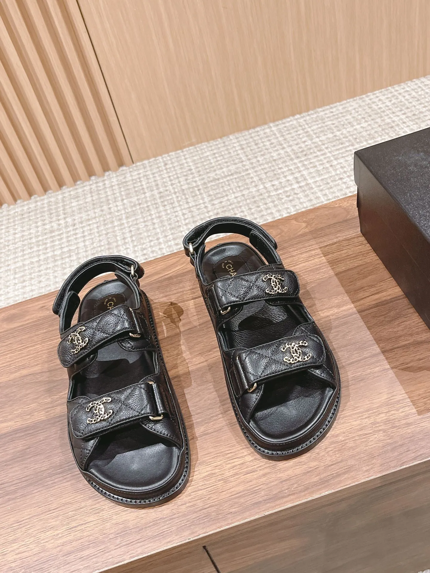 👟👟Ex-factory price 480👟👟 Women's Shoes Women's Clothes #Leather CHANEL Xiaoxiang Sandals/King of Out of Stock at Counters 2023ss hot-selling all-genuine leather Velcro sandals I buy Chanel Velcro sandals every year, a versatile and versatile artifact, durable for summer beaches 🏖️, this spring and summer must-have item! ❶The upper is imported pebbled cowhide/customized original satin, with good texture and delicate leather ❷Mold-opening imported resin logo hardware buckle/Au diamond hardware buckle ❸The lining is imported lambskin, Italian🇮🇹leather outsole ❹Size: 35-40M